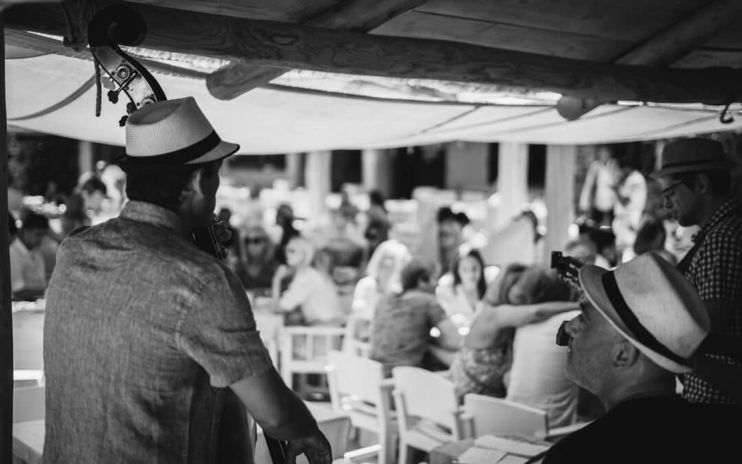 Must Eat at Restaurants With Live Music in Surfers Paradise